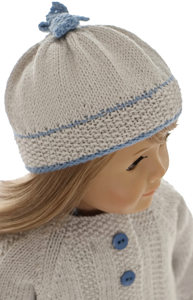 Un joli chapeau gris avec une bordure bleu et petit nœud cousu sur le haut.