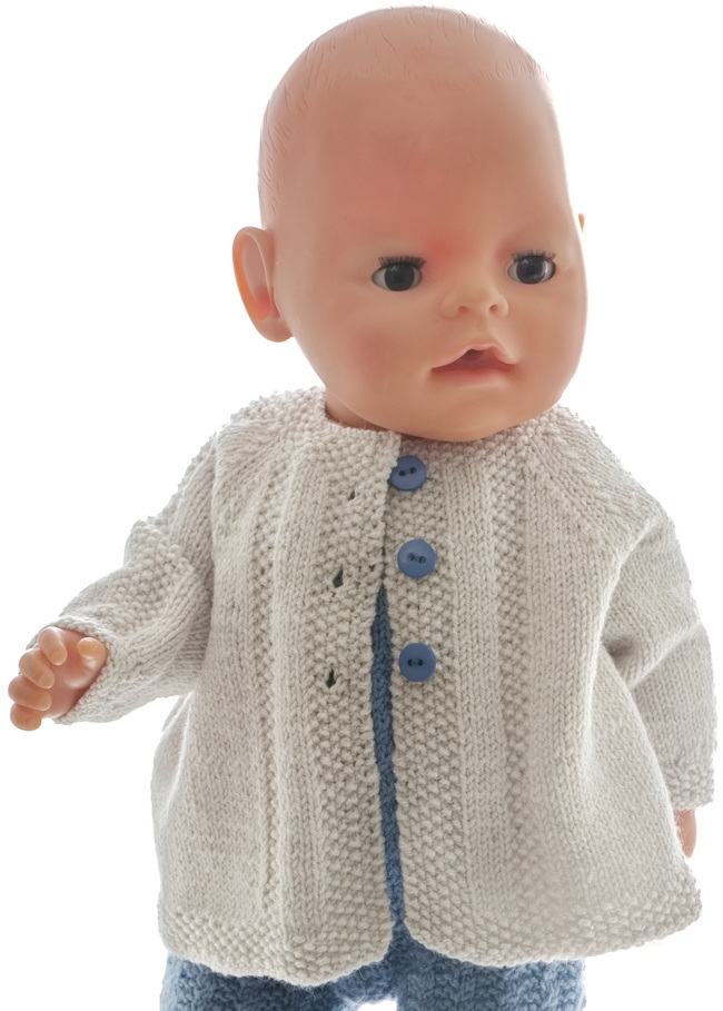 Pour assortir à la salopette, vous trouverez une jolie veste tricotée en gris pour votre poupée.