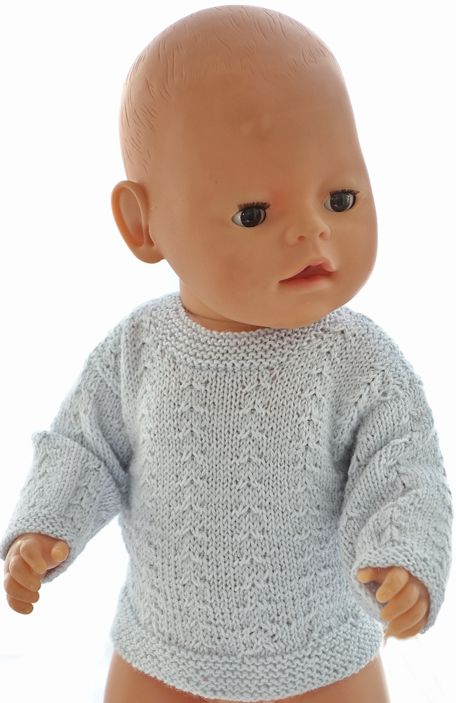 Die Ärmel warden an den Pullover genäht, und der Kragen ist kraus gestrickt.