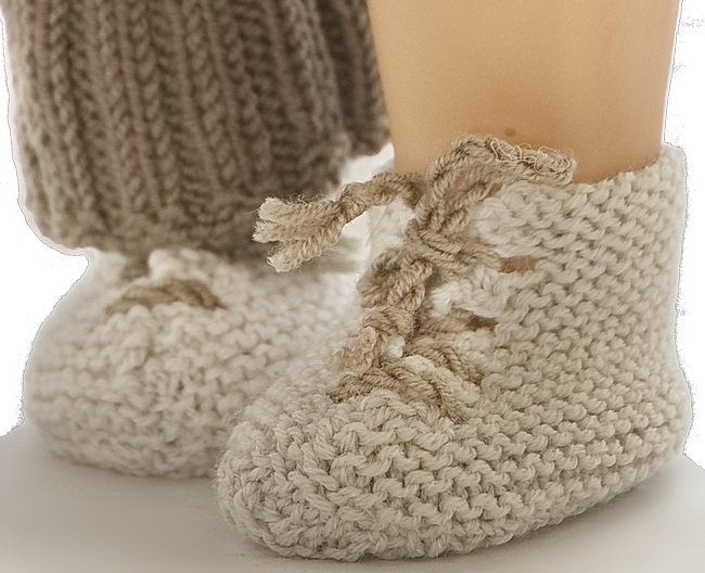 De schoenen worden aan de voorkant gestrikt met koorden in dezelfde kleur als gebruikt voor de broek.