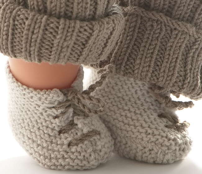 Om deze outfit compleet te maken heb ik een paar heerlijke, warme schoentjes gebreid in een lichtgrijze kleur.