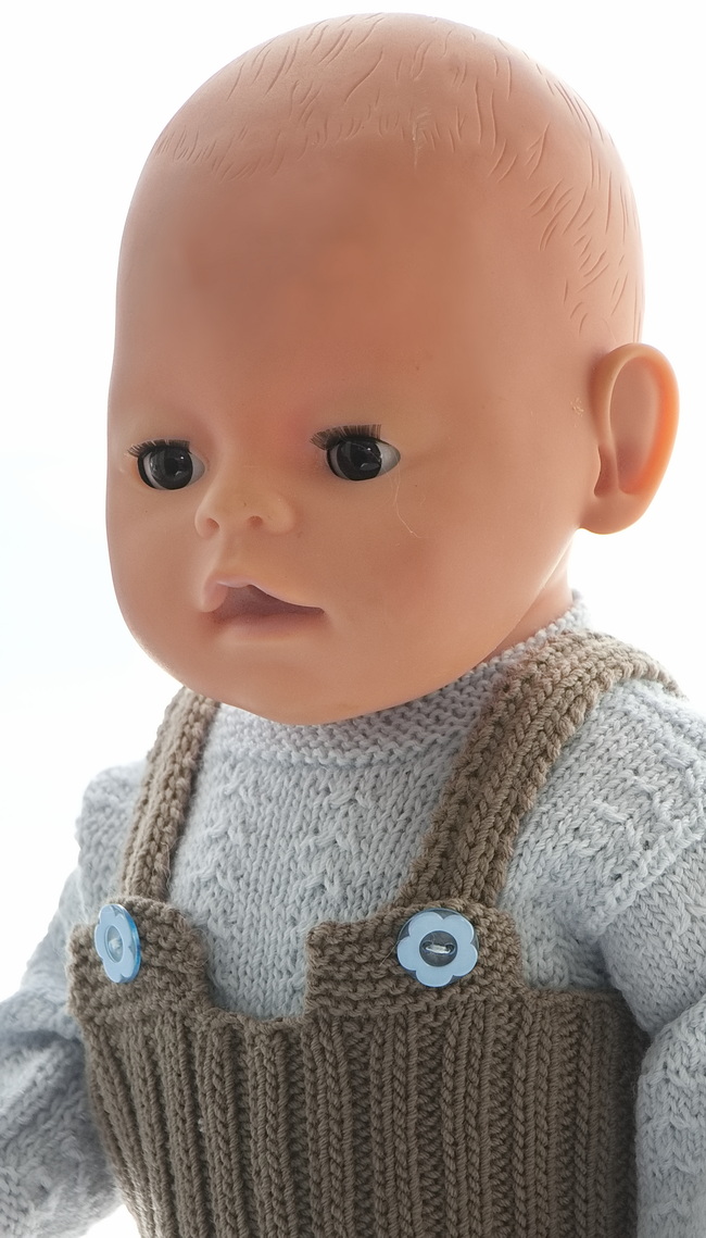 Wenn Sie möchten, können Sie die Beine für Baby Born in der gleichen Länge wie für die American Girl Puppe stricken. Dann schlagen Sie die Beine einfach um wie auf dem Bild gezeigt.