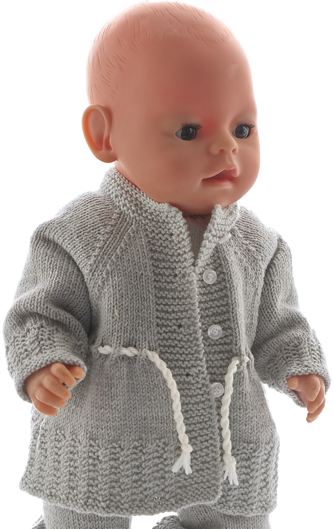 Die niedliche Jacke wird glatt gestrickt und hat Raglanabnahmen an den Ärmeln.