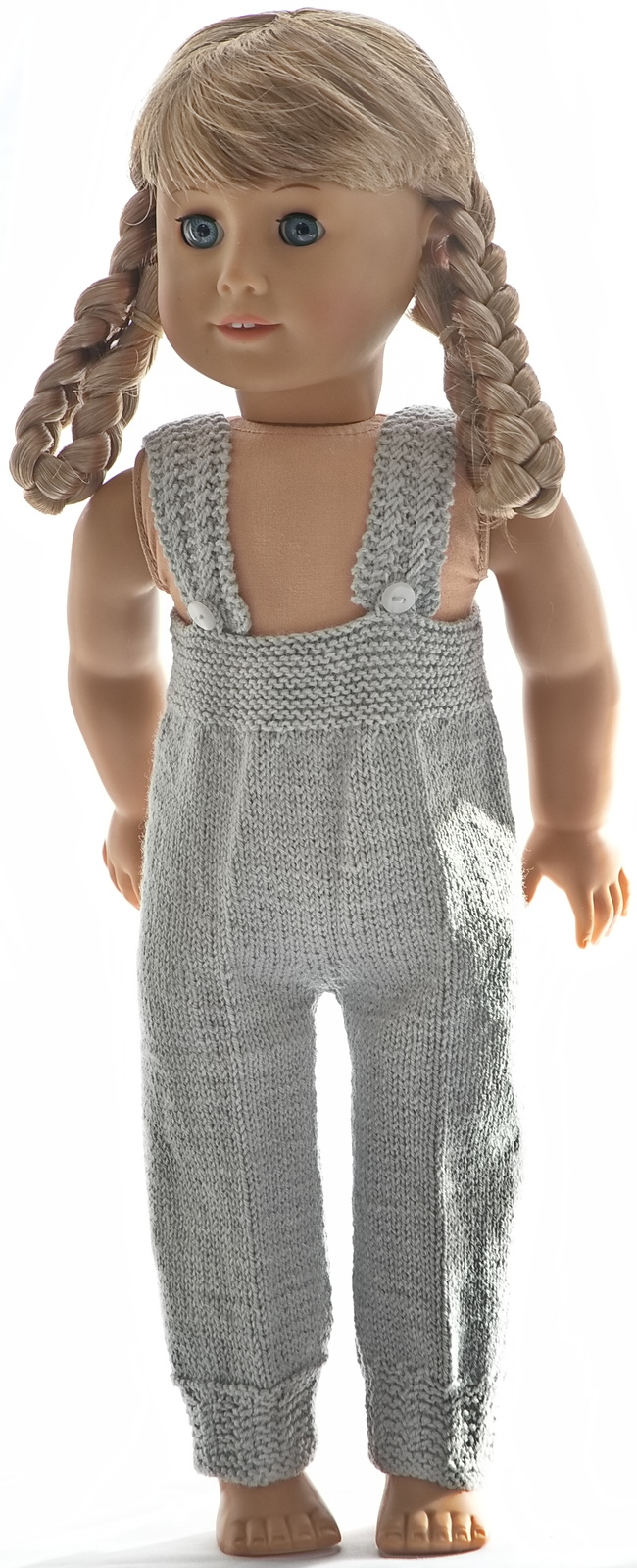 Um die Taille herum wird sie kraus gestrickt. Die Hosenträger werden in demselben Muster gestrickt wie die Beinabschlüsse. Vorne wird sie geknöpft.