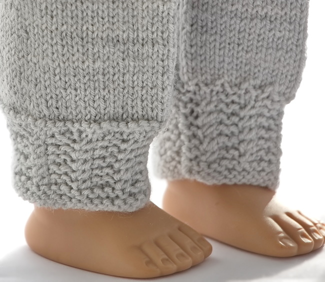 Die Hose hat ein süßes Muster um die Beinabschlüsse. Dieses Muster wird für die meisten Kleidungsstücke verwendet, die für dieses Outfit gestrickt werden. Es eignet sich gut für Puppenkleidung.