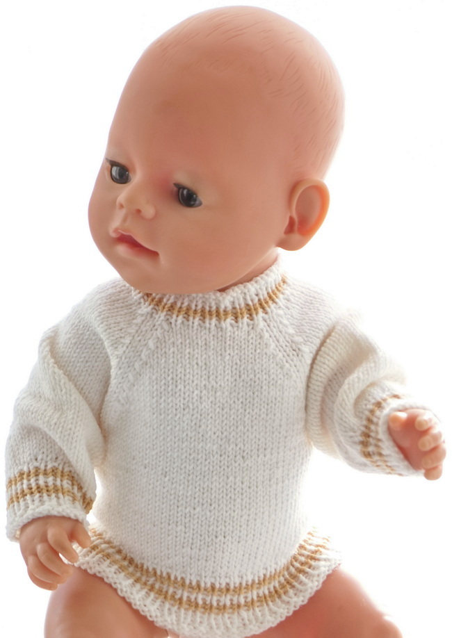 Til å ha under jakken finner du en enkel hvit genser.