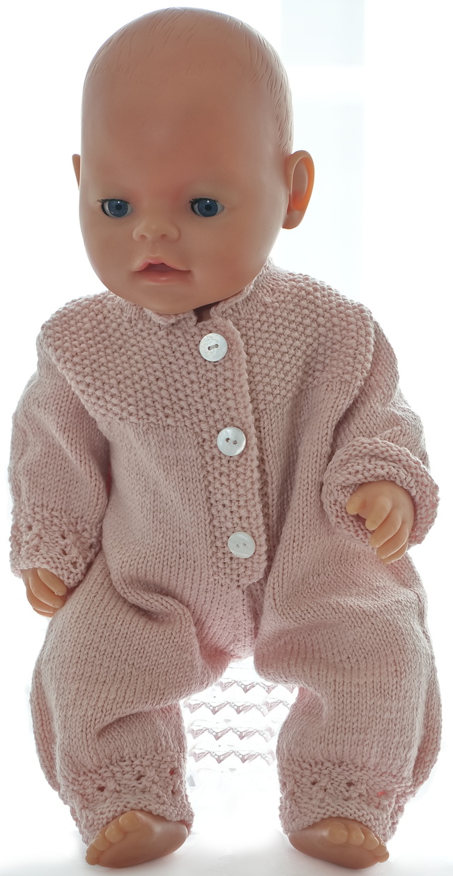 Til babydukken har jeg strikket en rosa dress i samme mønster som Rina’s klær. Den er god og vid, og ble veldig søt på babydukken.