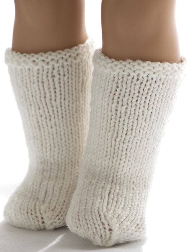 To complete it, you find a pair of stylish white ankle socks knitted in stocking sts.