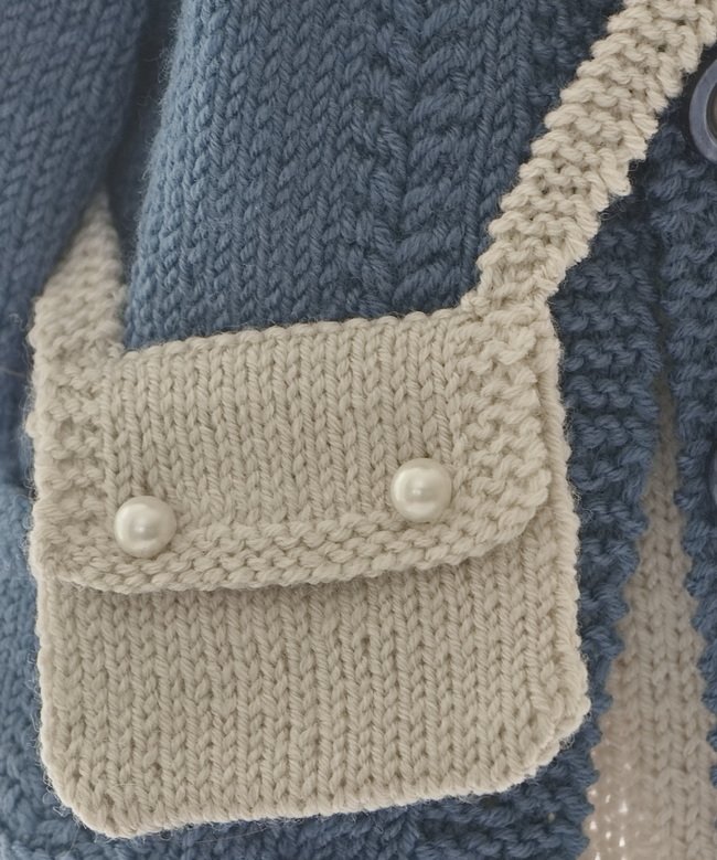 As accessories, you will find a little shoulder bag knitted in the same color as the dress. The bag is buttoned front with 2 small pearl buttons.