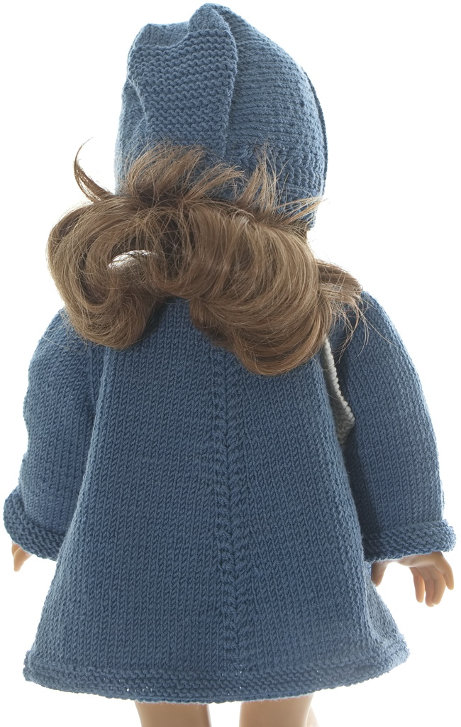 Ein wunderschönes kleines Muster wird an den vorderen Blenden und am Rücken entlang gestrickt.
