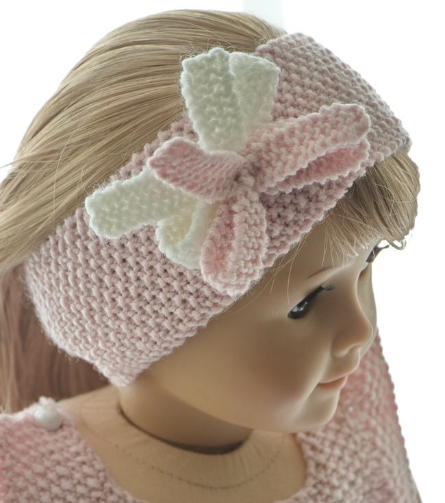 The hair band has bows in pink and white sewn to the band. simple To make Karen's clothes even more special, you will find a hair band in pink pearl knit.