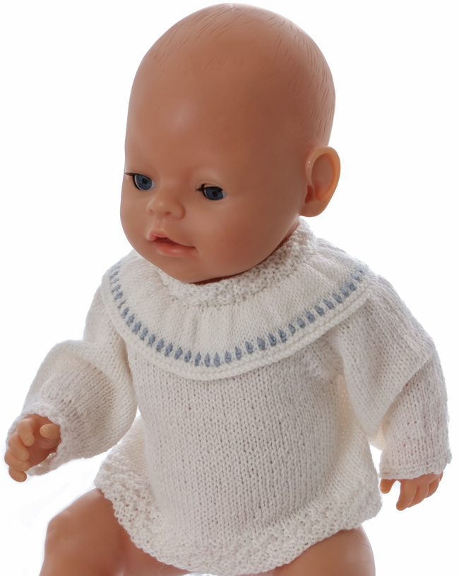 Für Baby Stina finden Sie eine hübsche Babybluse. Die Bluse ist hinten offen und wird durch 2 kleine Schlingen aus Knopflochstichen hinten oben geknöpft.