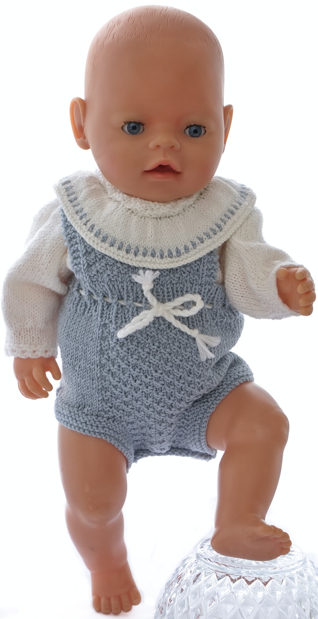 A lovely romper knitted in grey/blue is perfect for this blouse.