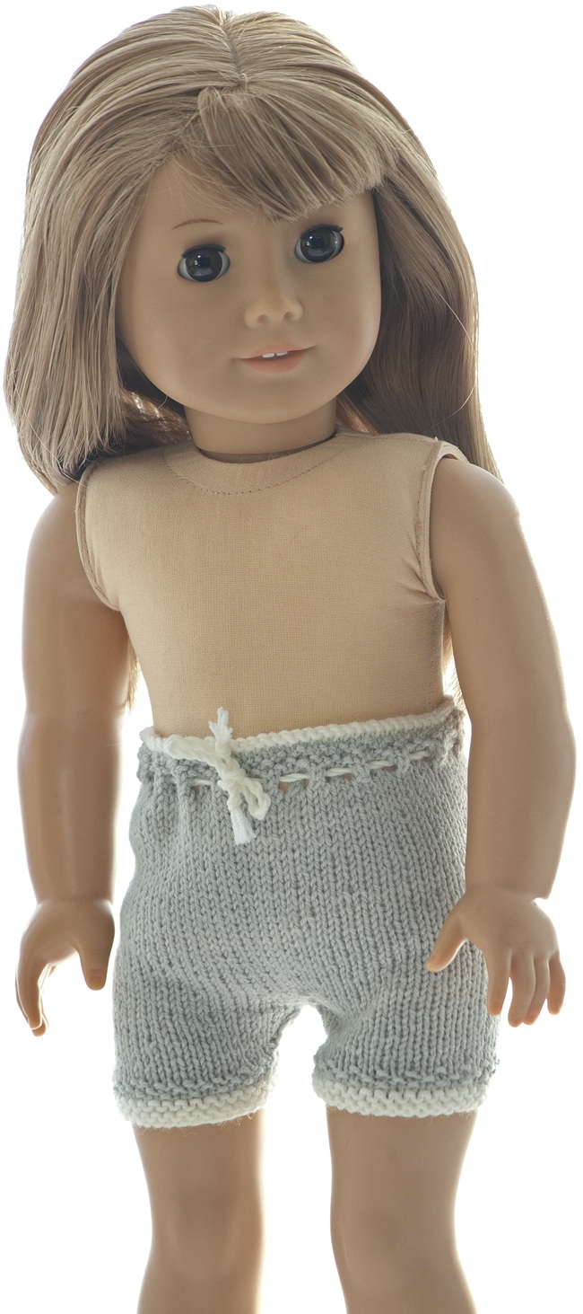 Zur Kleidung gehören graue Hosen. Die Ränder sind in weiß gestrickt. Eine weiße Kordel wird durch die Löcher gezogen und um die Taille gebunden, um die Hose perfekt anzupassen.