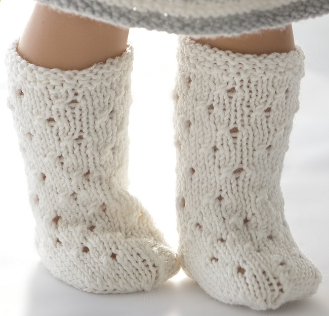 Wenn Sie sich für das Kopftuch entscheiden, habe ich gedacht, dass ein Paar wunderschöne Kniestrümpfe, gestrickt im Gleichen Lochmuster, für diese Garderobe gut geeignet wären.