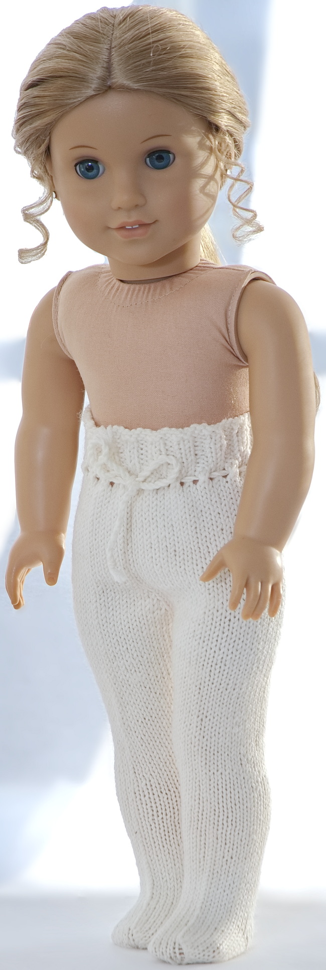Ich begann damit, einfache weiße Strumpfhosen im glatt rechten Muster zu stricken.