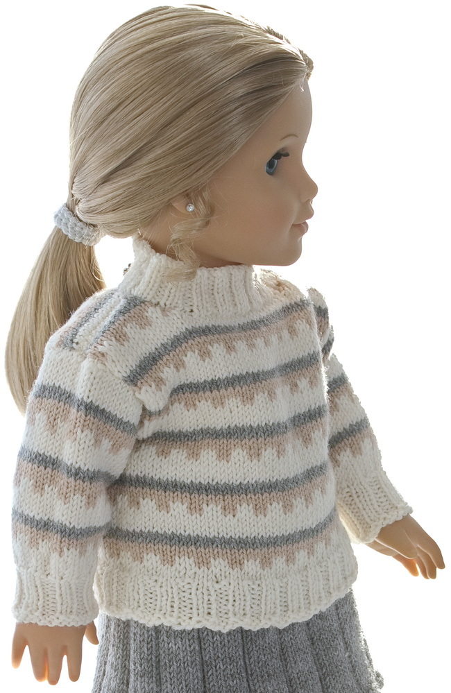 Ein hübscher und eleganter Pullover, in Weiß gestrickt, mit einem schönen Muster in Beige und Grau, passt perfekt zum Rock.