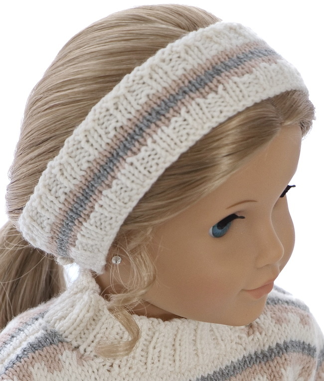 For å gjøre antrekket ekstra flott har dukken fått et nydelig hårbånd som hører til.  Hårbåndet er strikket med hvite kanter i ribbestrikk.