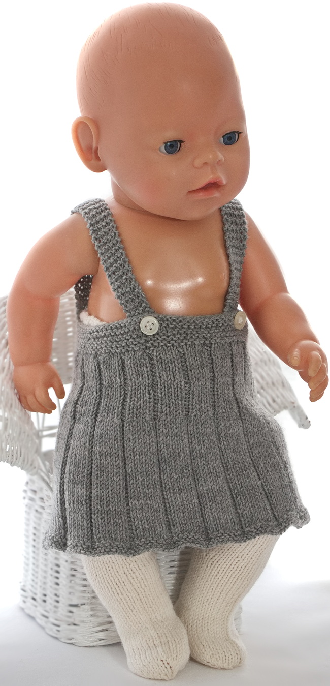 Als Teil dieses Outfits finden Sie einen schönen grauen Rock mit Abnahmen entlang des Saums. Er wird im Rippenmuster gestrickt, um wie Falten auszusehen. (Sie können den Rock auch in Weiß oder Beige stricken, wenn Sie möchten.)