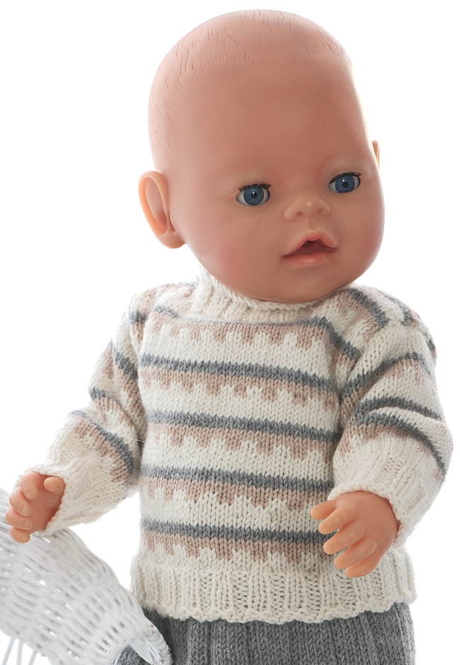 Alle Ränder sind im weißen Rippenmuster gestrickt. Das gilt auch für den Halsausschnitt. Die Ärmel werden am Pullover angenäht, und der Pullover wird hinten geknöpft.