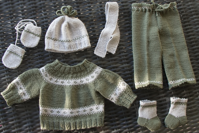 Model 0249D Grynet
Sweater, pants, cap, scarf, mittens and socks