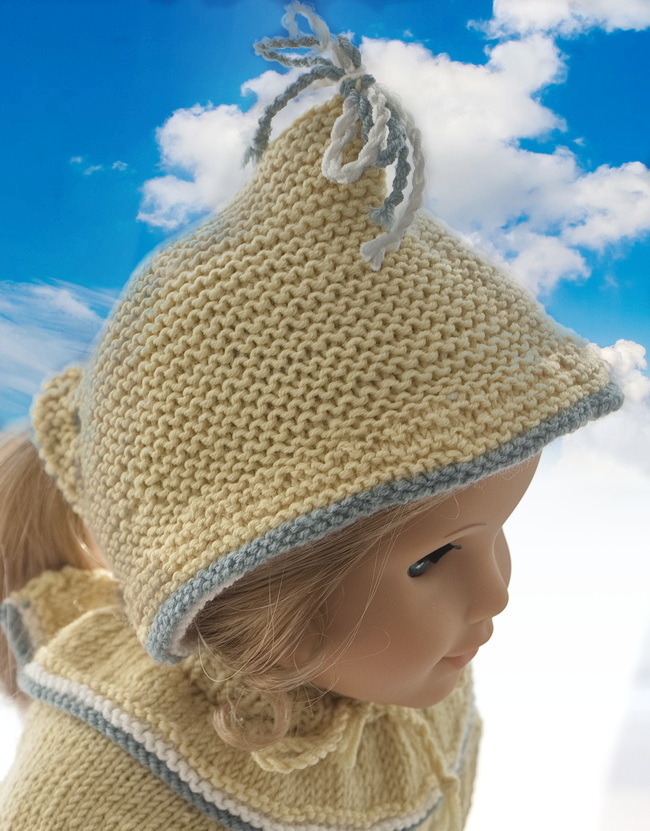 <b>Danielles bezaubernde Strickmütze</b> mit ihren verspielten Kordeln, Schleifen und sorgfältig gearbeiteten Lochmusterdetails spendet Wärme und Stil. Dieses Accessoire ergänzt ihr fröhliches Outfit perfekt und vollendet das charmante Ensemble deiner Puppe.