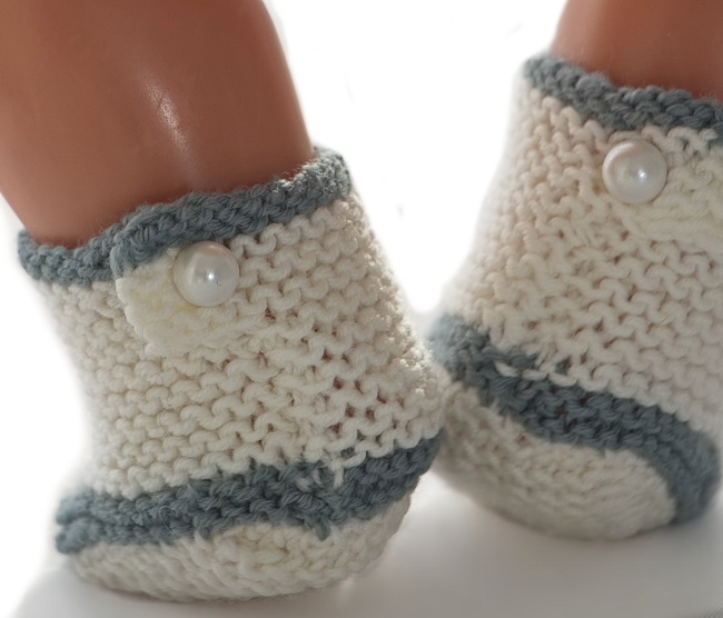 These sweet knitted shoes, accented by a dainty pearl button, provide a charming finish to your Baby born doll’s adorable ensemble.