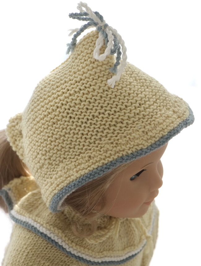 The sweet, knitted cap with charming cords and bows beautifully complements your American Girl doll’s cheerful personality.
