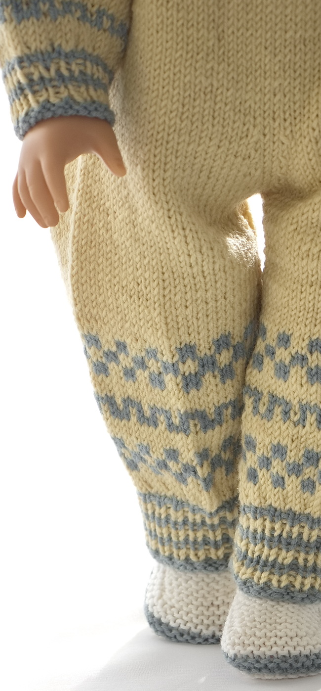 <b>Muster:</b>
Wunderschöne Muster an Beinen, Gürtel und Ärmeln zeigen die liebevolle Liebe zum Detail und verleihen Danielles Strickset eine verspielte, zugleich elegante Note.