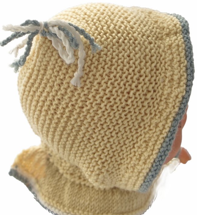 <b>Mütze:</b> Die süße, gestrickte Mütze mit ihren hübschen Kordeln und Schleifen ergänzt wunderbar den fröhlichen Charakter deiner American Girl Puppe.