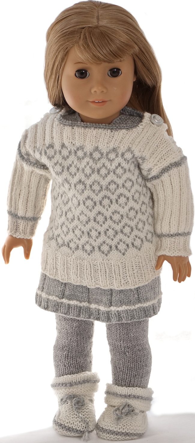 Perfect sweater
This sweater is knitted in a familiar pattern used in my books. The pattern is perfect for knitting doll clothes. Small but beautiful and simple. For this sweater, the sleeves are knitted in rib in white. They are marked with a grey ridge around the wrist and around the end of the sleeves.