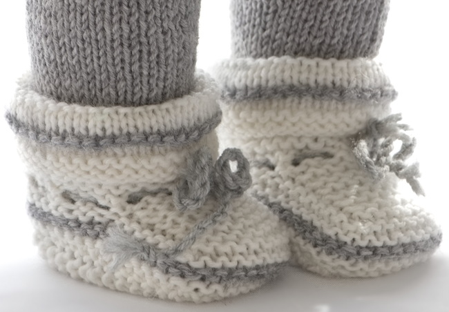 Perfecte sokken
Je pop moet ook een paar perfecte sokken hebben om deze outfit compleet te maken. De sokken zijn in het wit gebreid met kleine grijze strepen erin ingebreid.