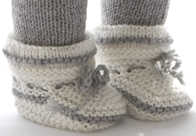 Perfekte Socken
Deine Puppe sollte auch ein Paar perfekte Socken haben, um dieses Outfit abzurunden. Die Socken sind in weiß gestrickt, mit kleinen Streifen in grau.