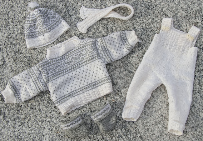 Model 016D Une
Sweater, cap, pants, short sleeved and socks