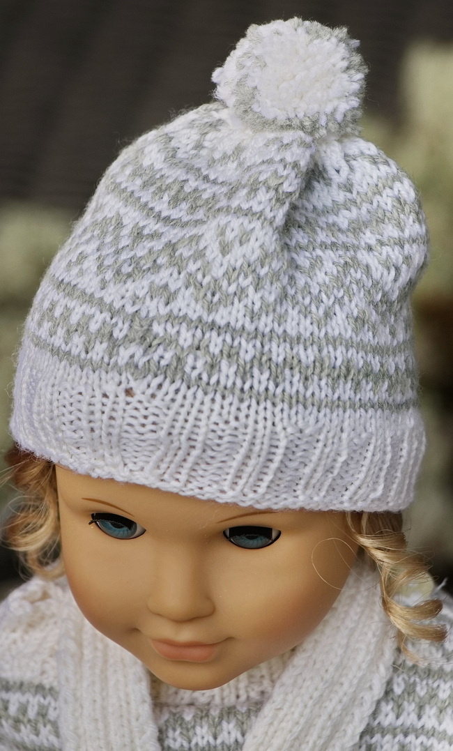 Together with this sweater, I knitted a hat in the same pattern.