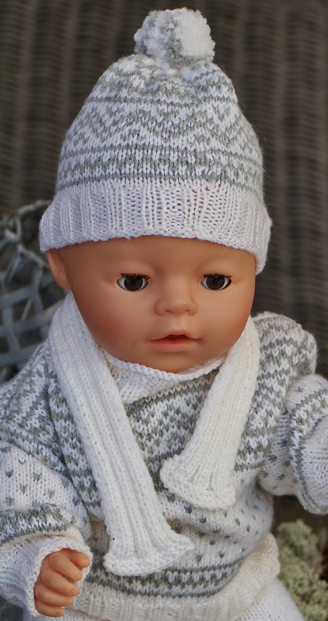 With a warm white scarf, this was another lovely outfit for cold winter days.