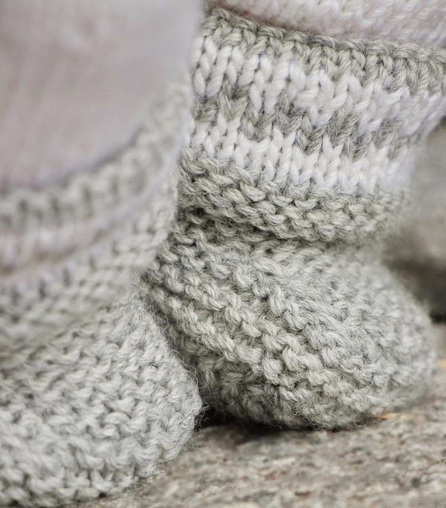 I knitted a pair of grey socks
