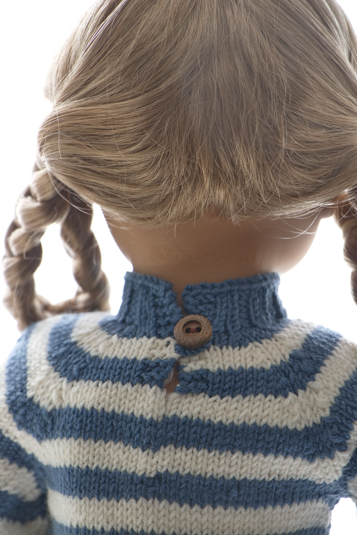 Pullover Rückseite:
Rückenöffnung mit Knopfverschluss für einfaches An- und Ausziehen.