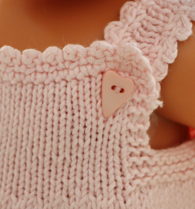 ... gives this piece a heartwarming look that's irresistibly friendly.