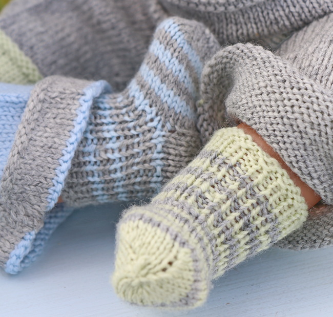book1-13-dol-knitting-patterns-socks-10.jpg