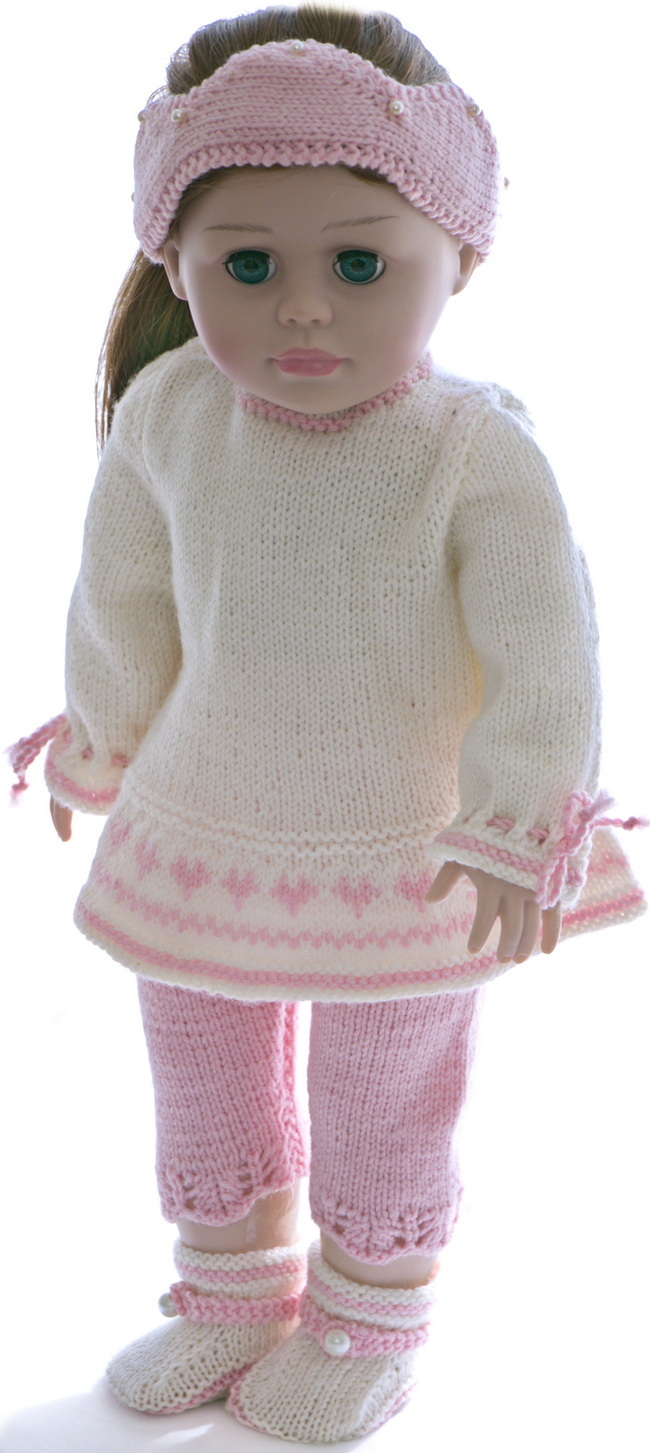De Little Princess Pop gekleed in een prachtige 0022D KIRSTEN tuniek met roze hartdetails langs de rand, perfect gecombineerd met het lange mouwen ontwerp en zachte roze maillot.
