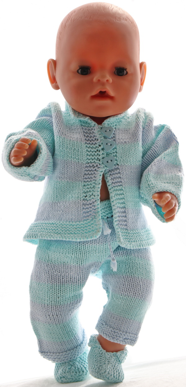 Deretter strikket jeg en nattkjole til Hans. Den har striper i turkis og blått. Den har knapper foran og kortbukser. (Dette passer også til American Girl-dukker)