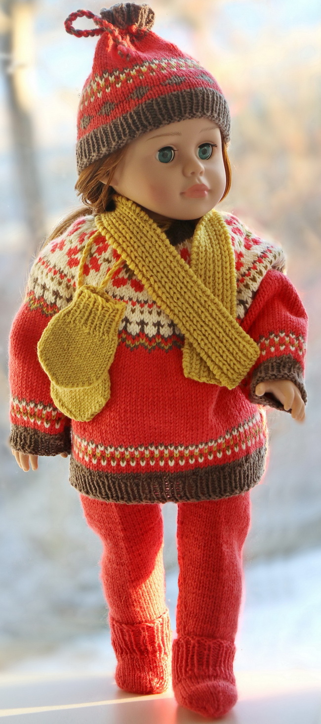 Little Princess Pop in het elegante 0204D Elisabeth-design – een gezellige, lange mouwen trui met verfijnde patronen, gecombineerd met bijpassende broek en een warme muts.