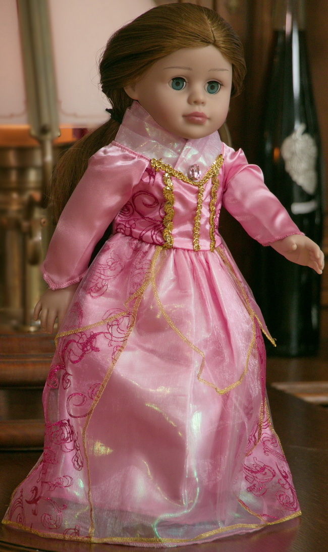 Little Princess Pop in haar betoverende roze baljurk – een tijdloos ontwerp, perfect voor speciale gelegenheden.